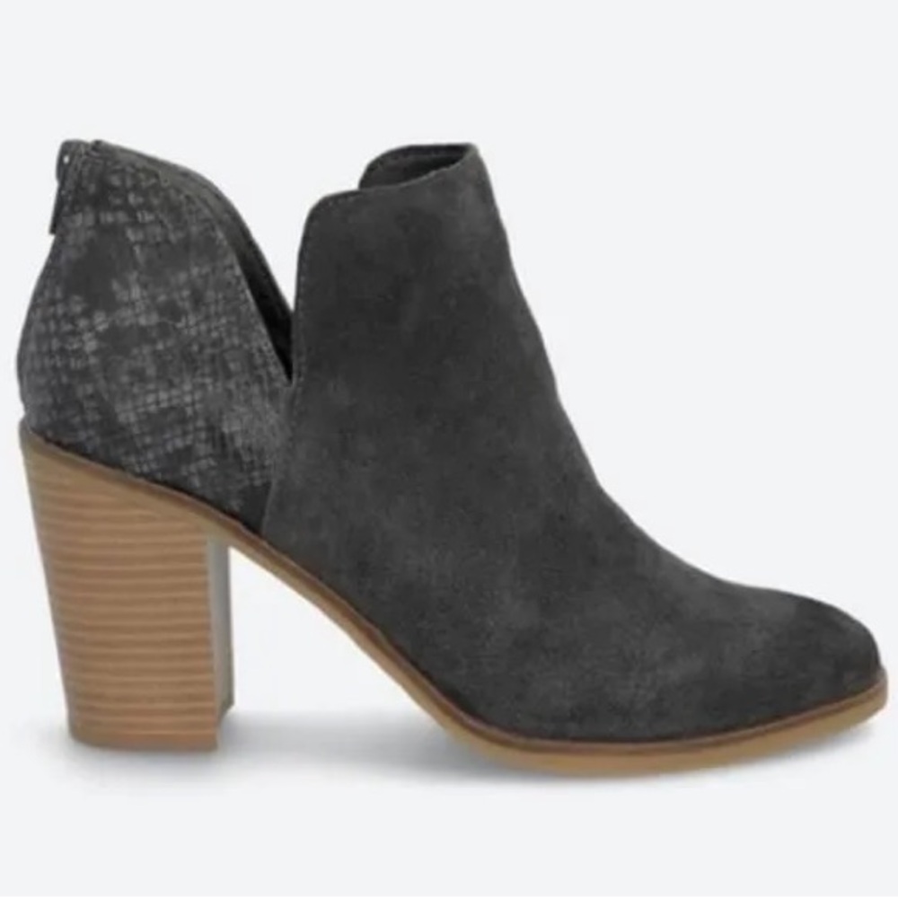NWOT Dolce Vita DV8 Shai Snake Print Heeled Bootie Size 9.5 Color: Grey